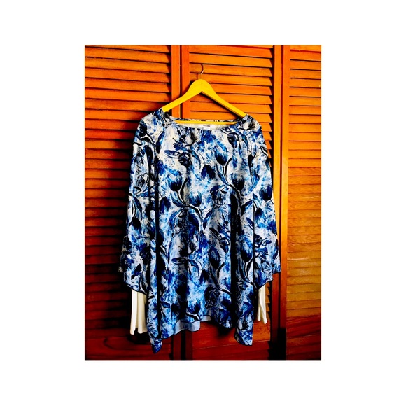 NWOT Massey’s White + Blue Abstract Floral Top - Picture 2 of 3